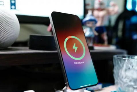 高石碑镇苹果15换屏服务分享用什么充电器给iPhone15充电更好 